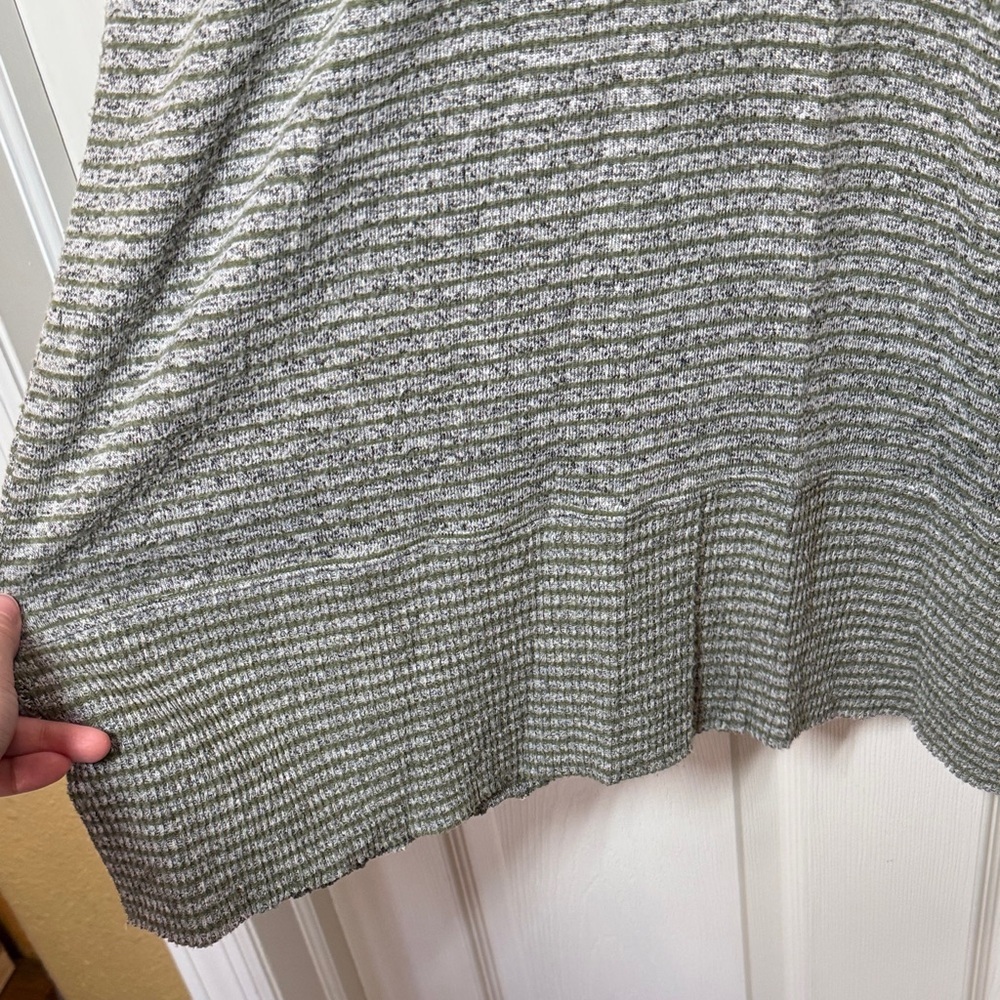 BKE Gray V-Neck Sweater - Picture 5 of 11